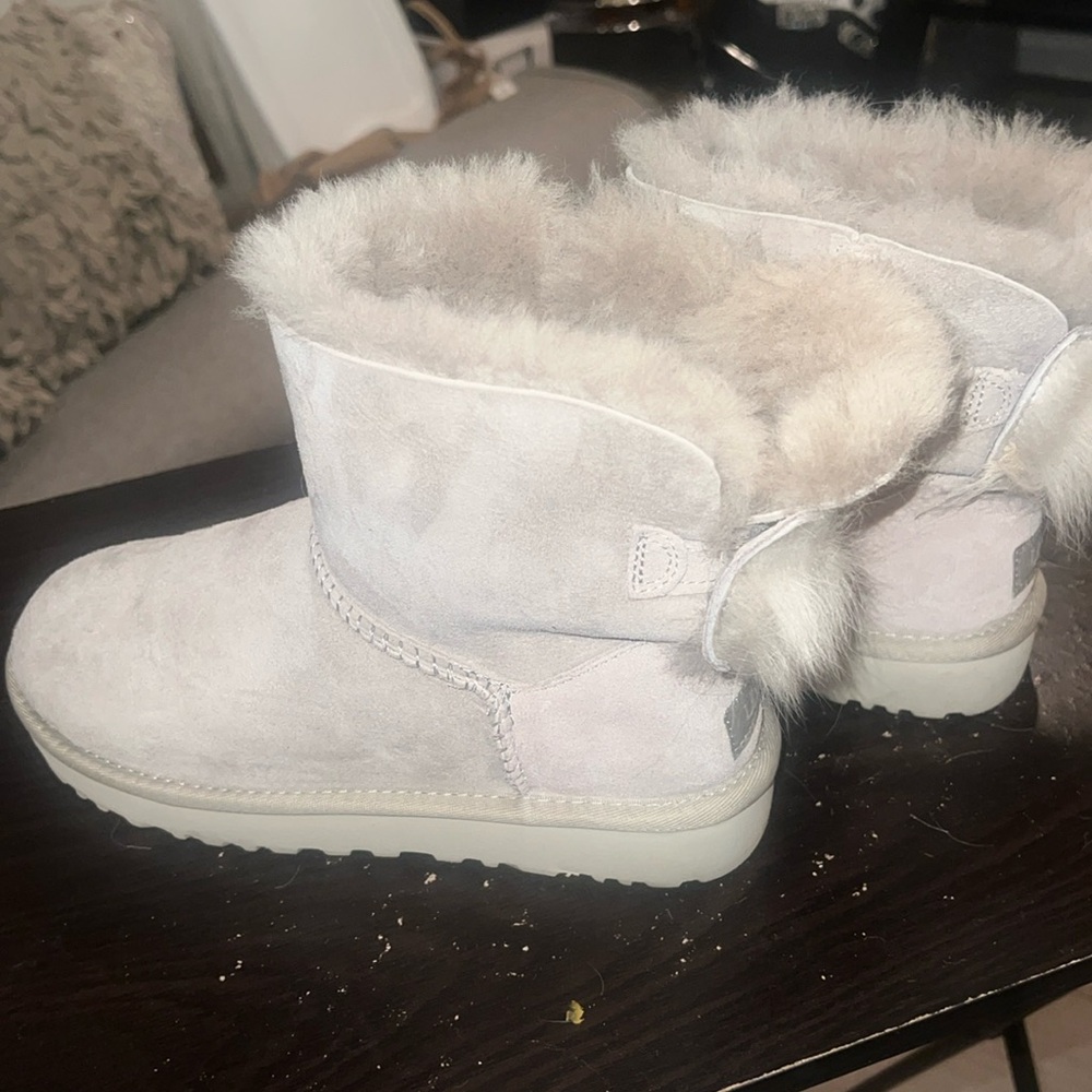 UGGs Women’s Fluff Bow mini in grey. Size 7 US.
